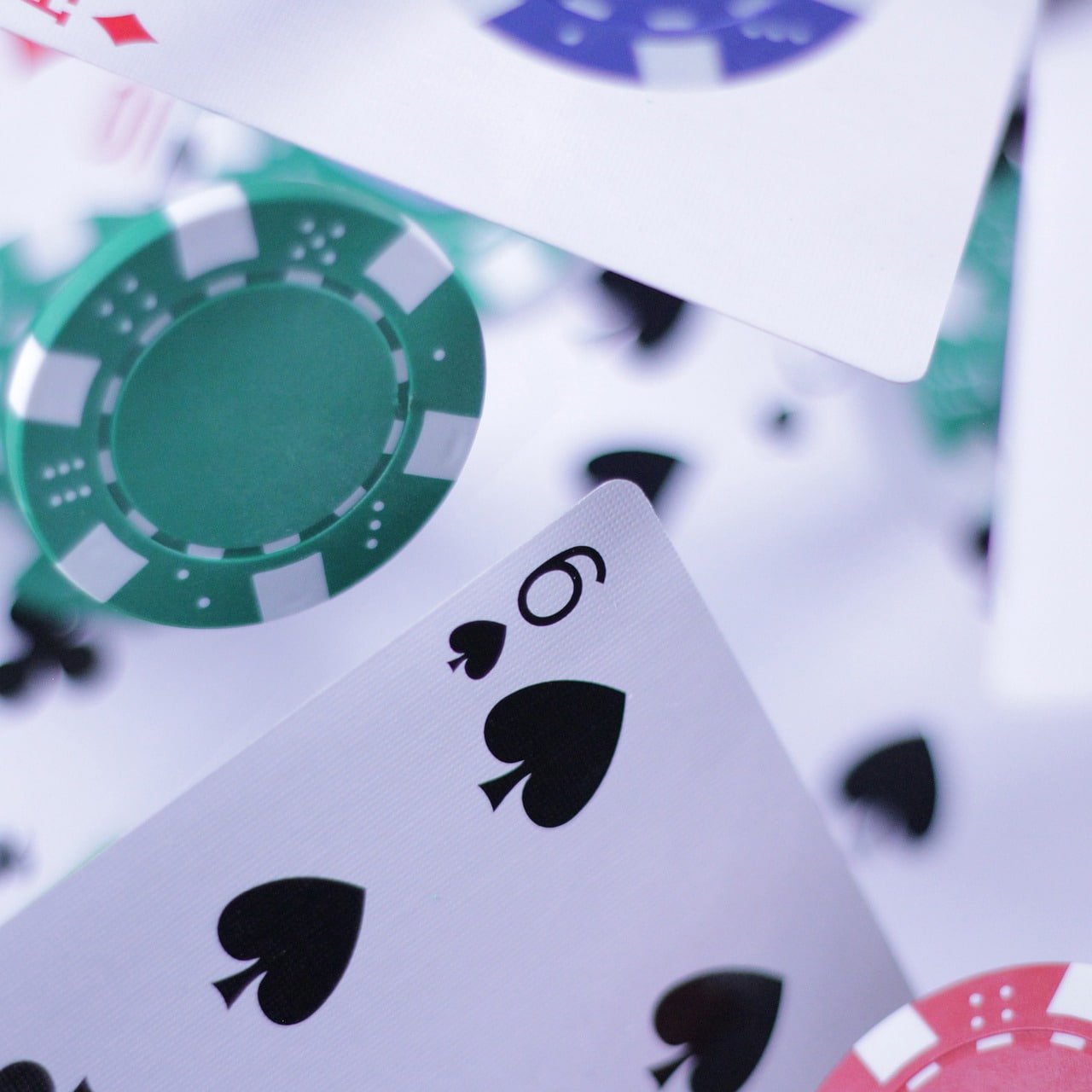 Antarmuka aplikasi mobile bola 228 menampilkan dashboard dengan meja blackjack dealer langsung dan menu taruhan Liga 1